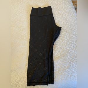 EUC Lululemon cropped leggings size 20, black with omega print.